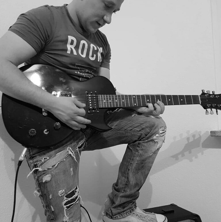 Mann mit Gitarre